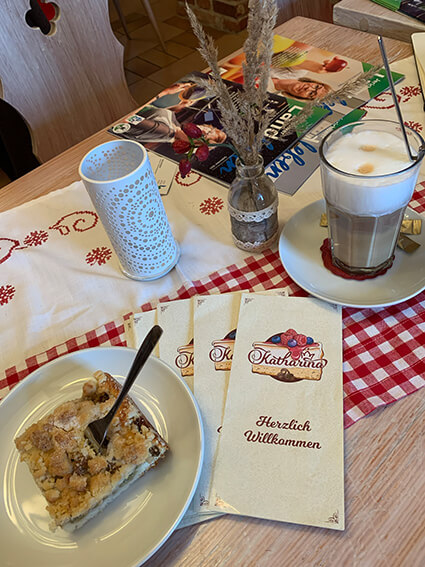 Bei einem Stück Stachelbeerkuchen