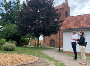 Fritz Lichtenberg zeigt den Grillplatz.