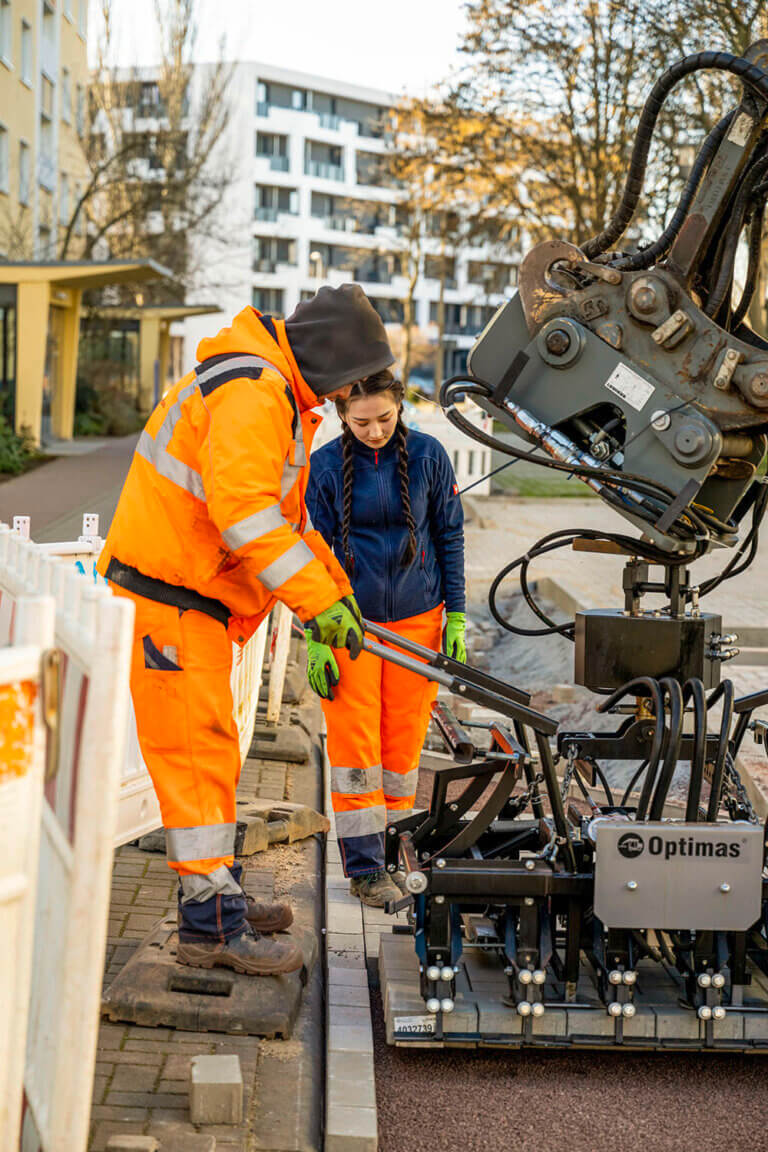 Auf der Baustelle übt Jargalmaa Rentsendorj auch den Einsatz der Pflastermaschine.