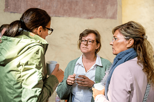 Ute Mertens (Bildmitte) im Gespräch mit Besucherinnen des regelmäßig stattfindenden Gottesdienstes.